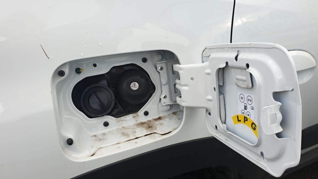 Dacia Duster 1.6 na LPG - koncovka pplnění LPG pod víčko benzínu